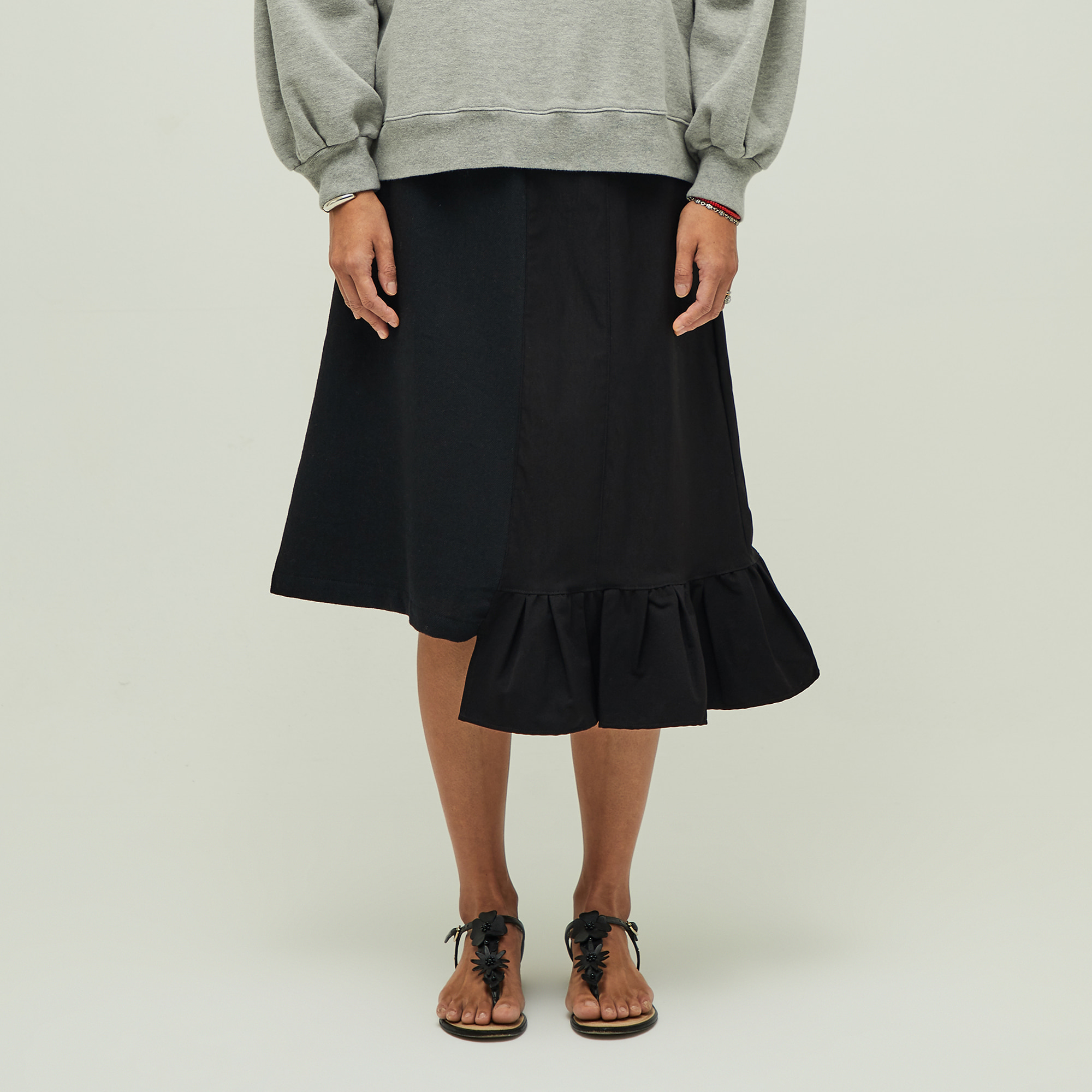 [아울렛] Humming Frill Skirt (허밍 프릴 스커트) Black